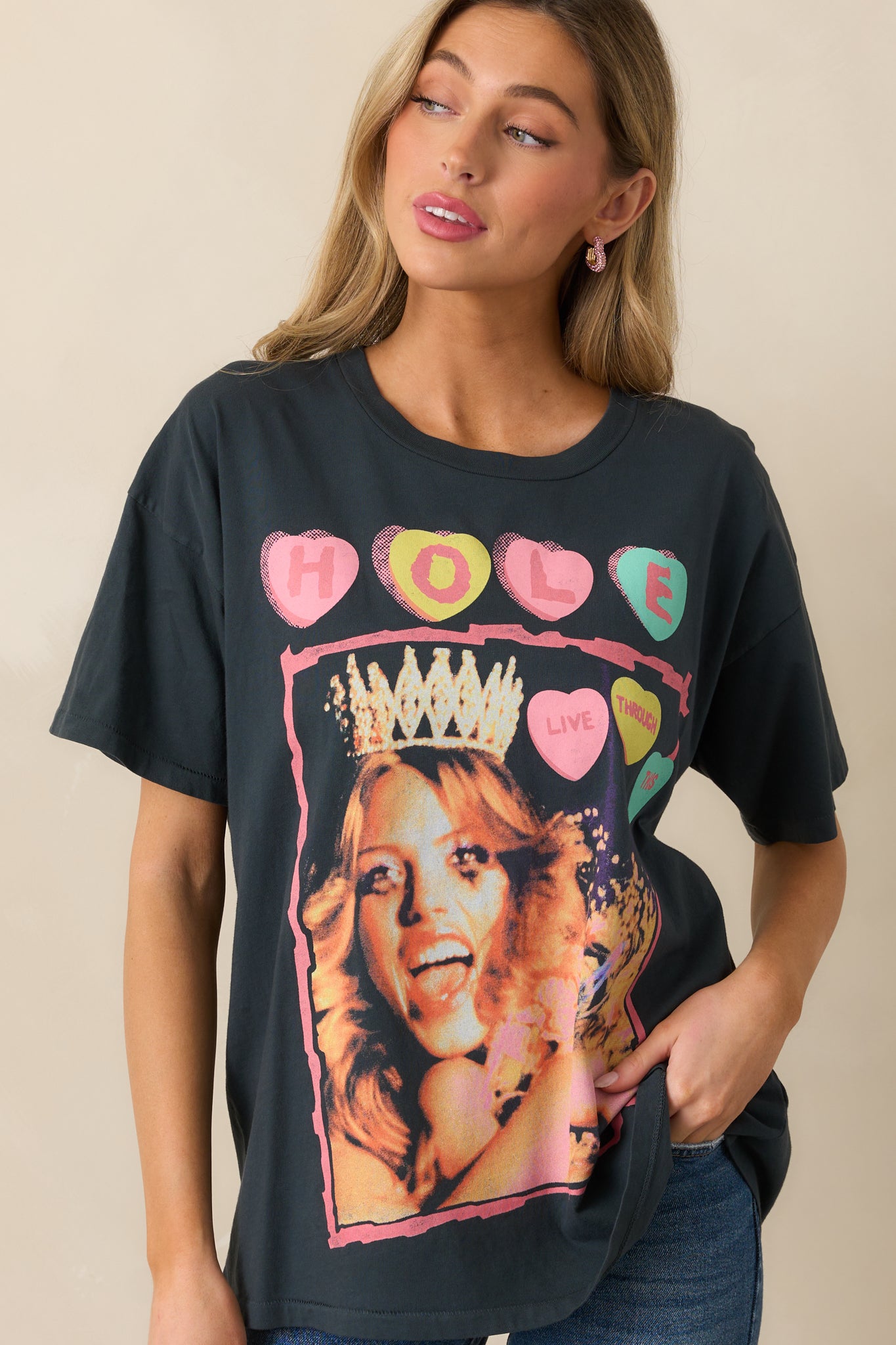 A close-up of the tee’s neckline and upper chest, showcasing the bold Hole 1995 graphic design.