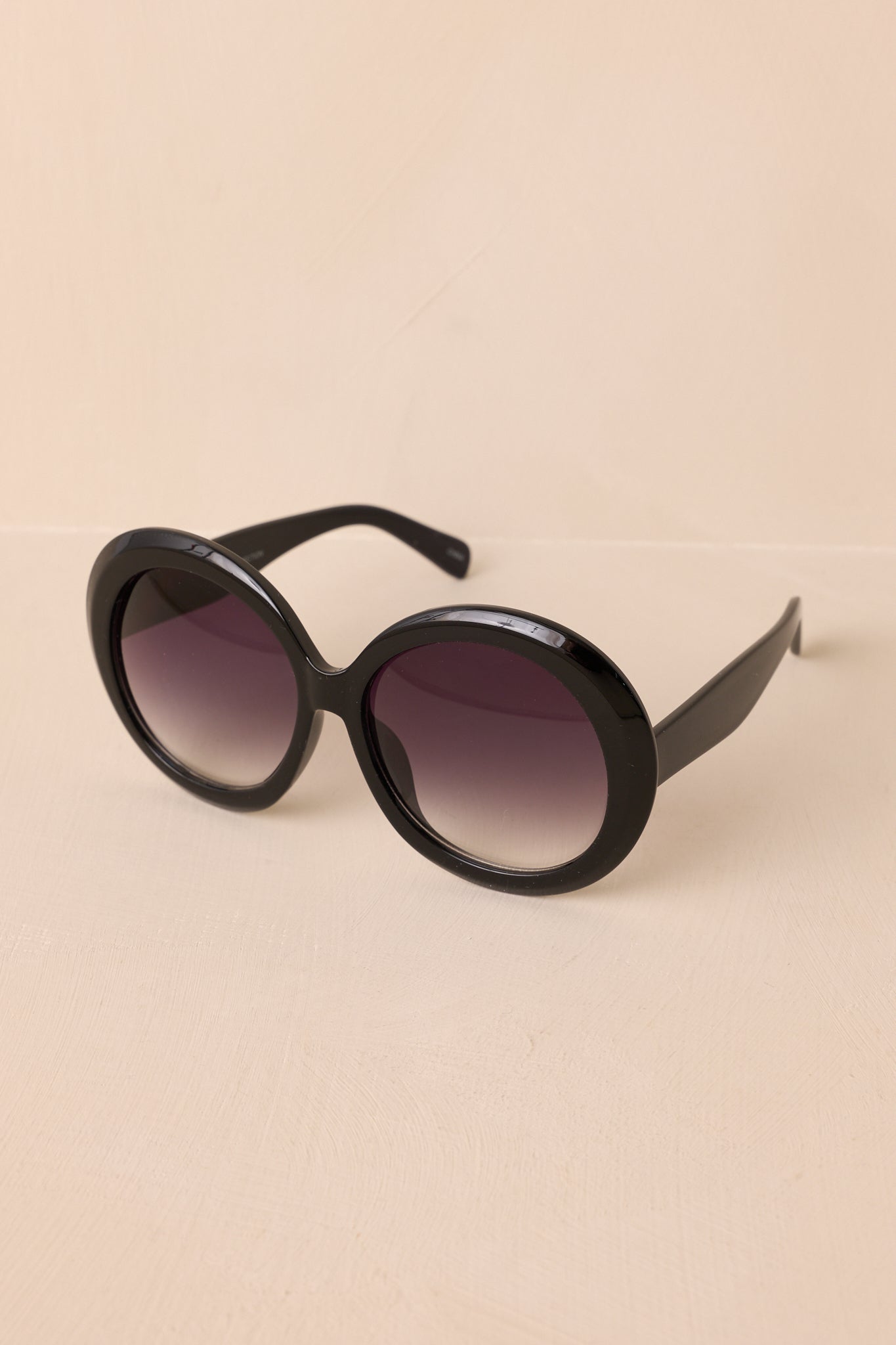 A detailed view of the large round frame and black ombre lenses, showcasing the smooth transparency and subtle gradient effect.