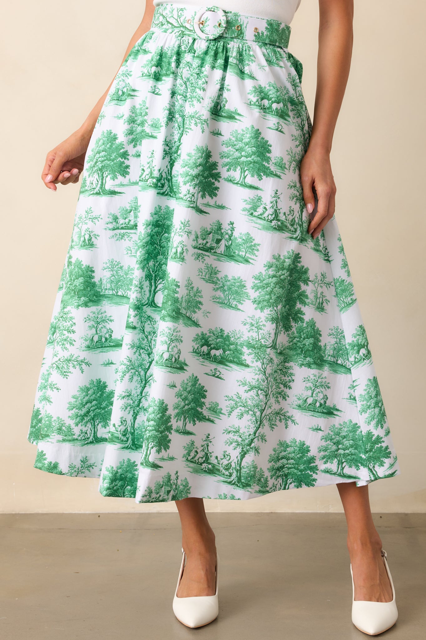 A closer look at the elastic waist insert and matching adjustable belt, perfectly complementing the classic toile print on this midi skirt.